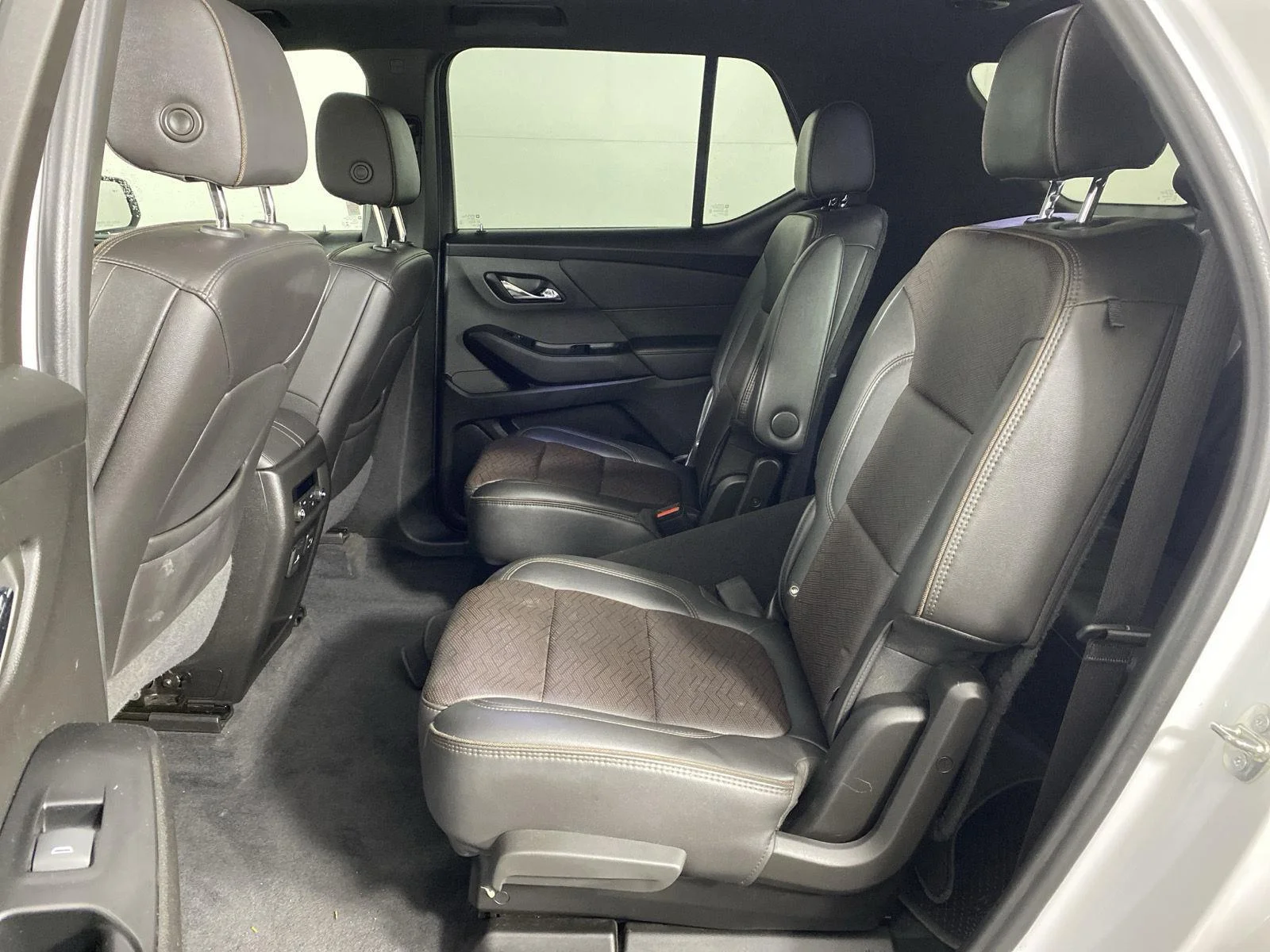 Used 2023 Iridescent Pearl Tricoat Chevrolet High Country image 27