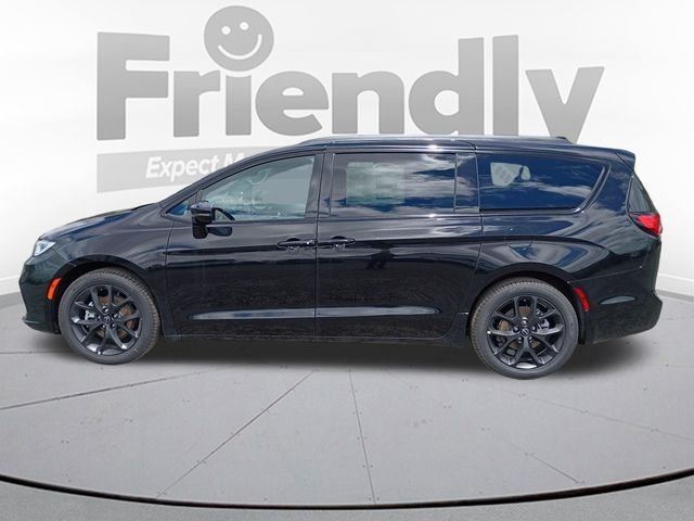 New 2026 Diamond Black Crystal Pearl-Coat Exterior Paint Chrysler Select image 8