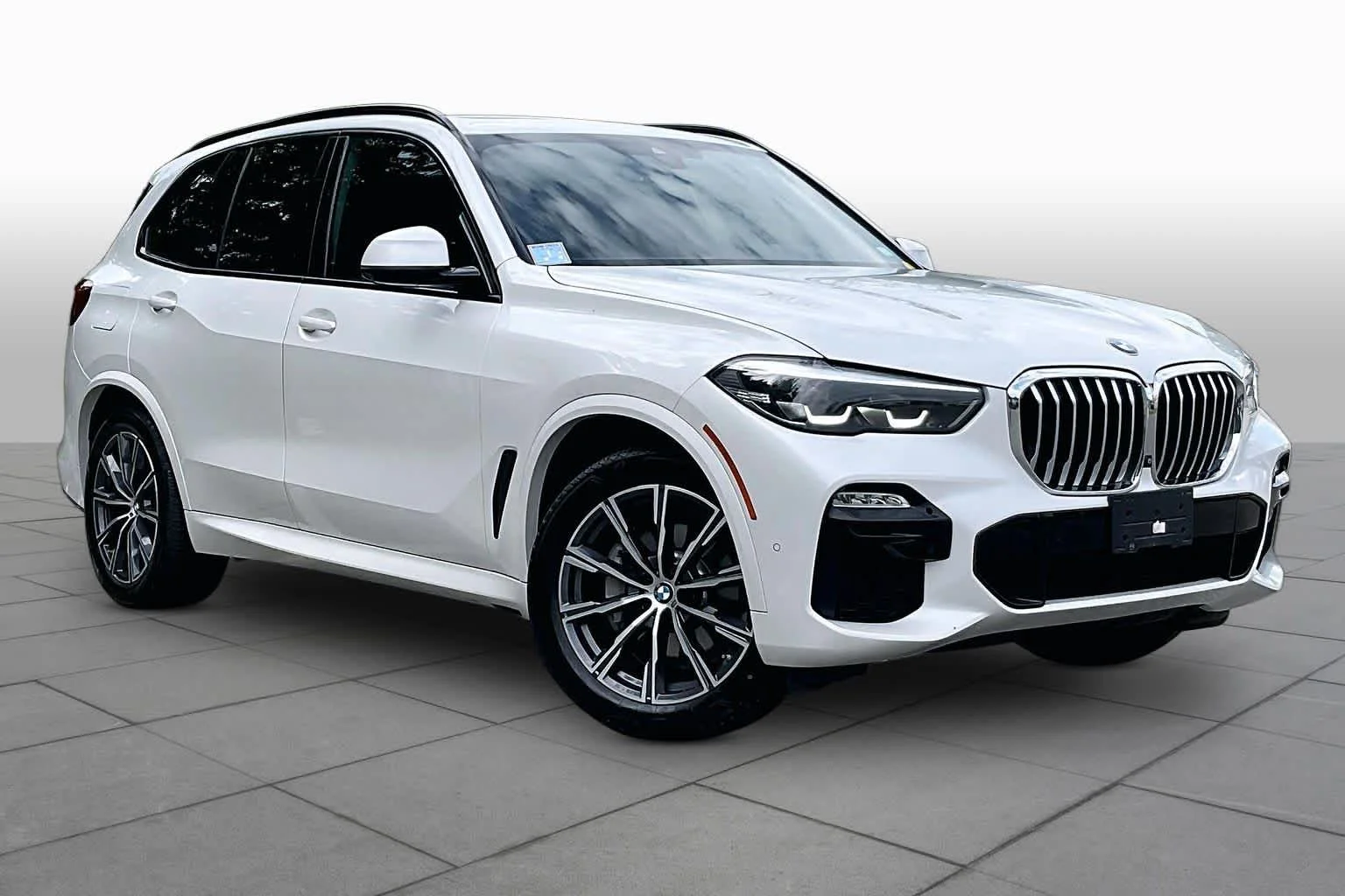 Used 2019 Mineral White Metallic BMW xDrive40i image 2