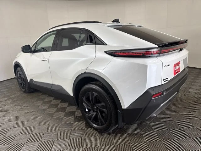 New 2026 Wind Chill Pearl <sup>1</sup> Toyota  SE image 6