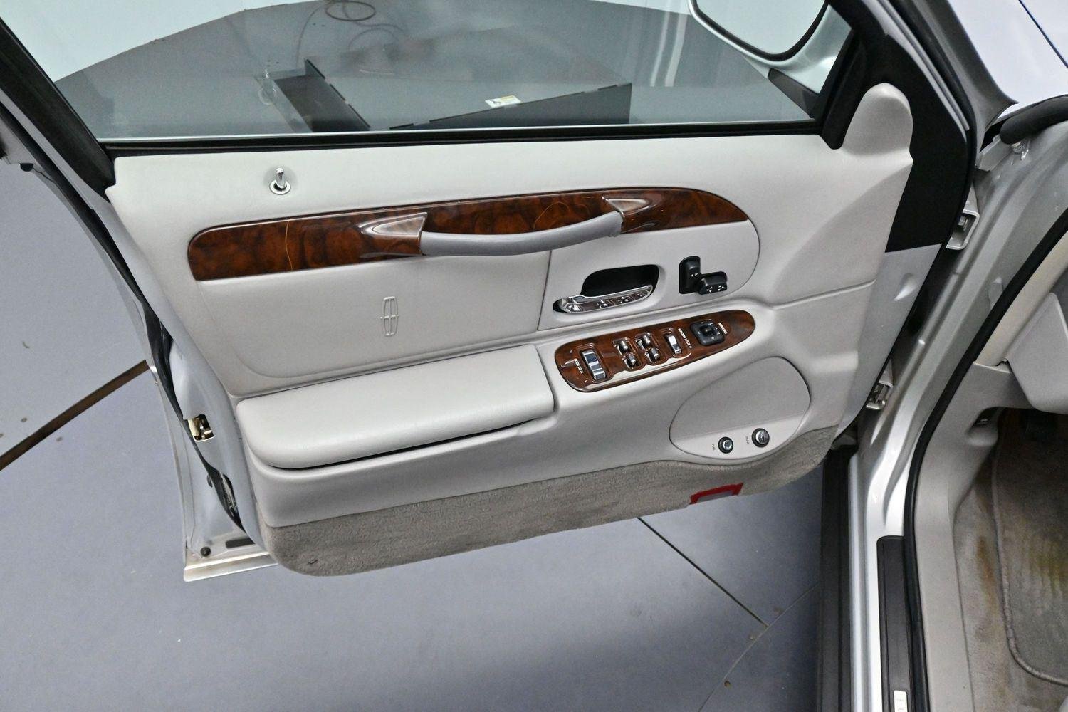 Used 2000  Lincoln Executive image 9
