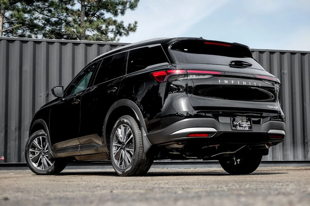New 2027 MINERAL BLACK INFINITI Luxe AWD image 2