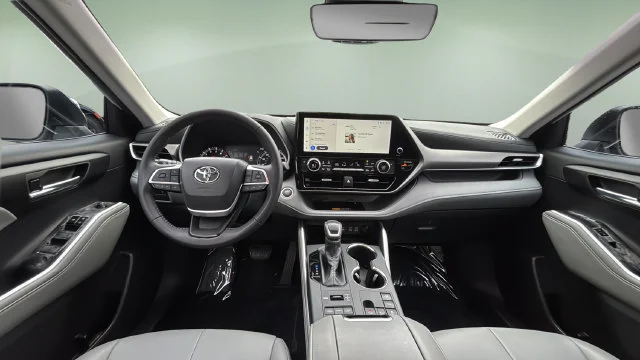 Used 2026 White/off-white Toyota XLE image 16