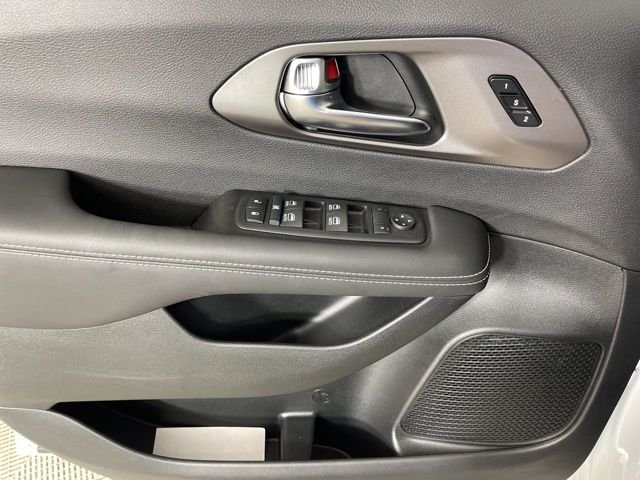 New 2025 Bright White Clear-Coat Exterior Paint Chrysler Select image 14