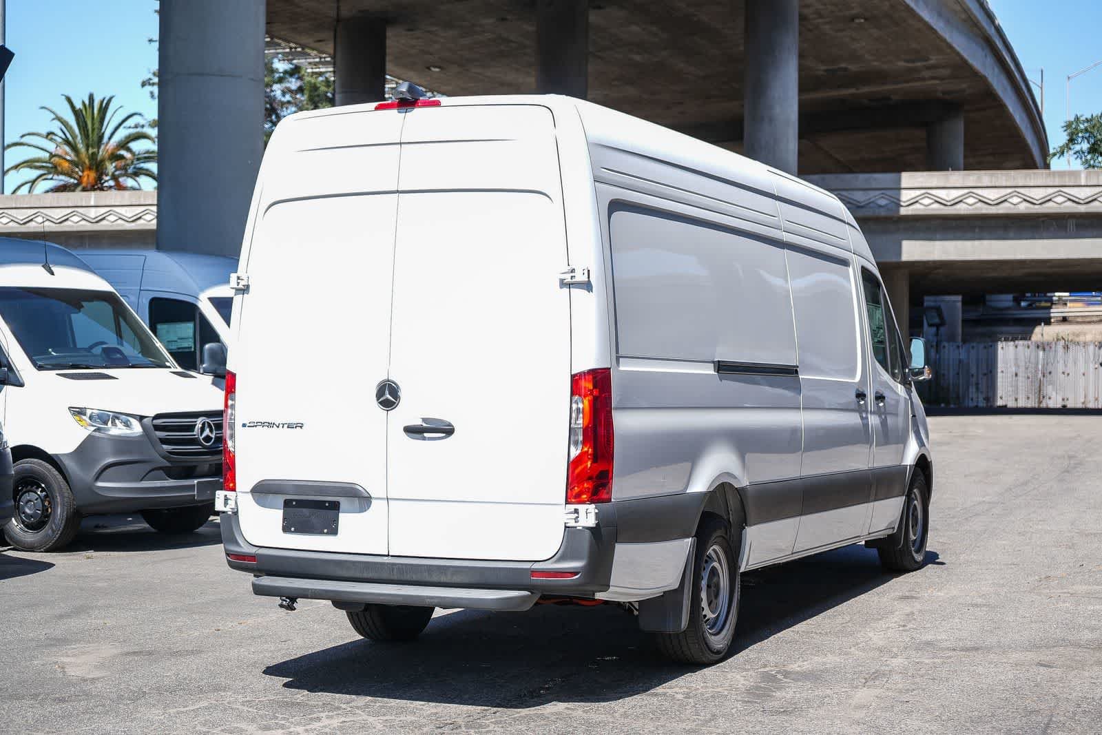 New 2025 Arctic+White Mercedes-Benz Cargo 170WB High Roof 113kW Battery RWD HO Motor image 42