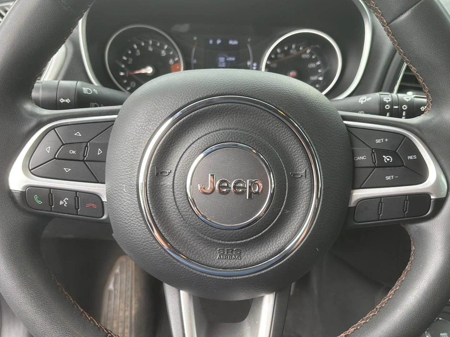 Used 2021 Diamond Black Crystal Pearlcoat Jeep Latitude image 9