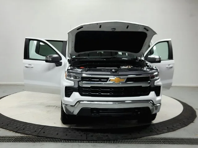 Used 2025 Summit White Chevrolet LT image 11