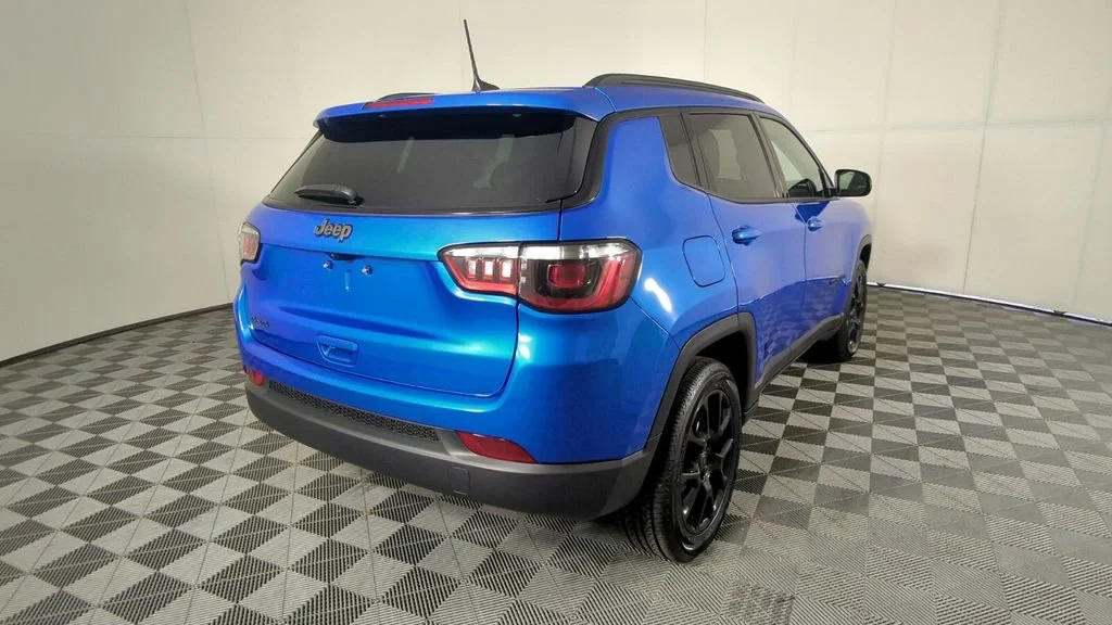 New 2026 Hydro Blue Pearlcoat Jeep Latitude Altitude image 5