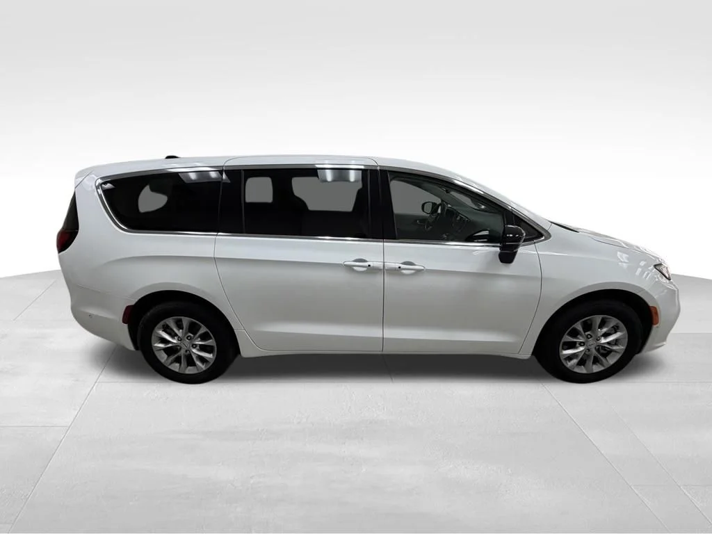 2024 Chrysler Pacifica Touring L - Photo 6