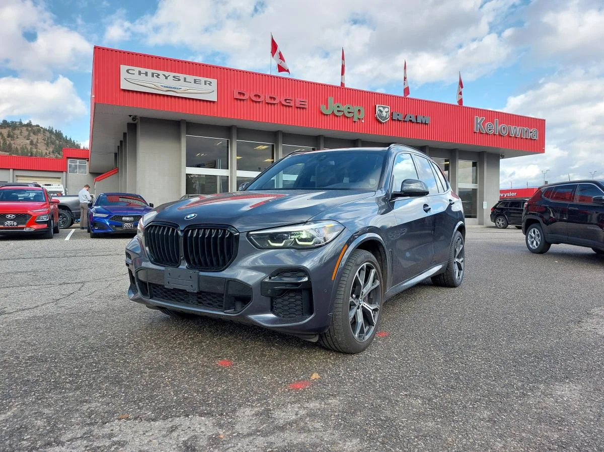 Used 2022 Blue BMW xDrive40i Sports Activity Vehicle image 1