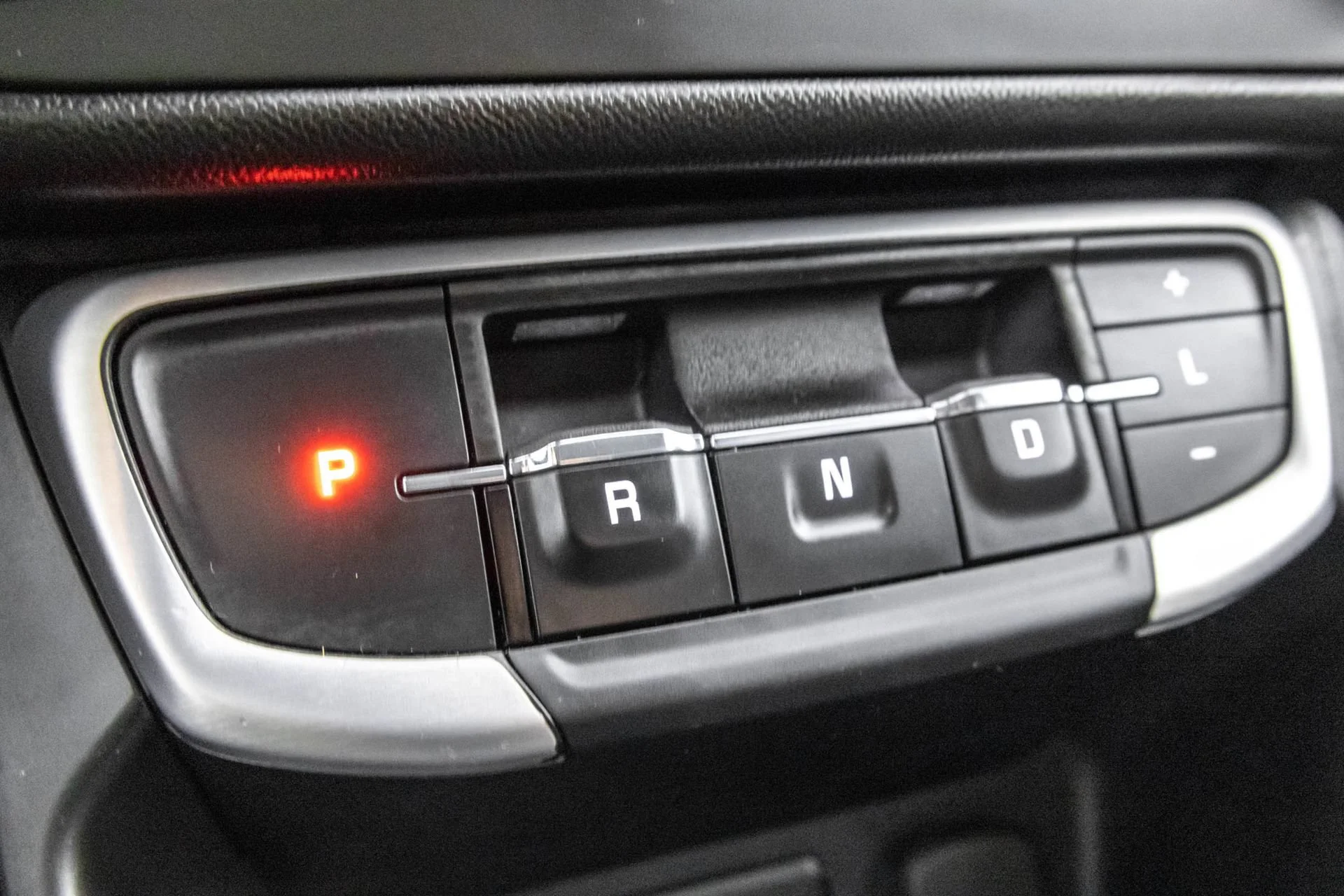 Used 2024 Sterling Metallic GMC SLE image 30