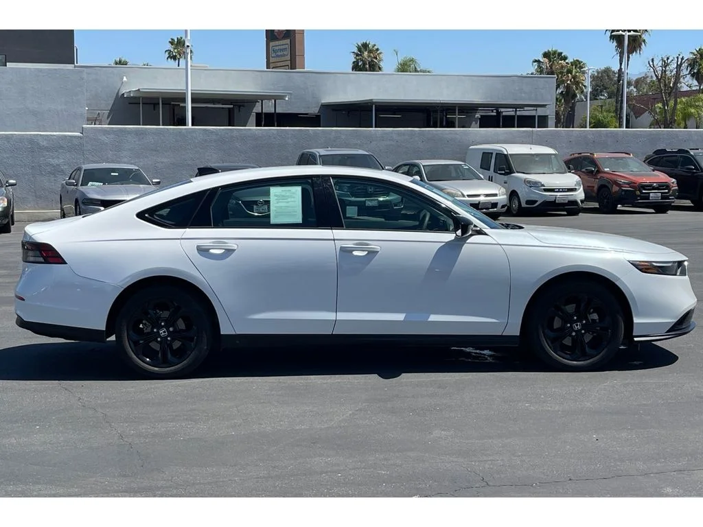Used 2025 Platinum White Pearl Honda SE image 7