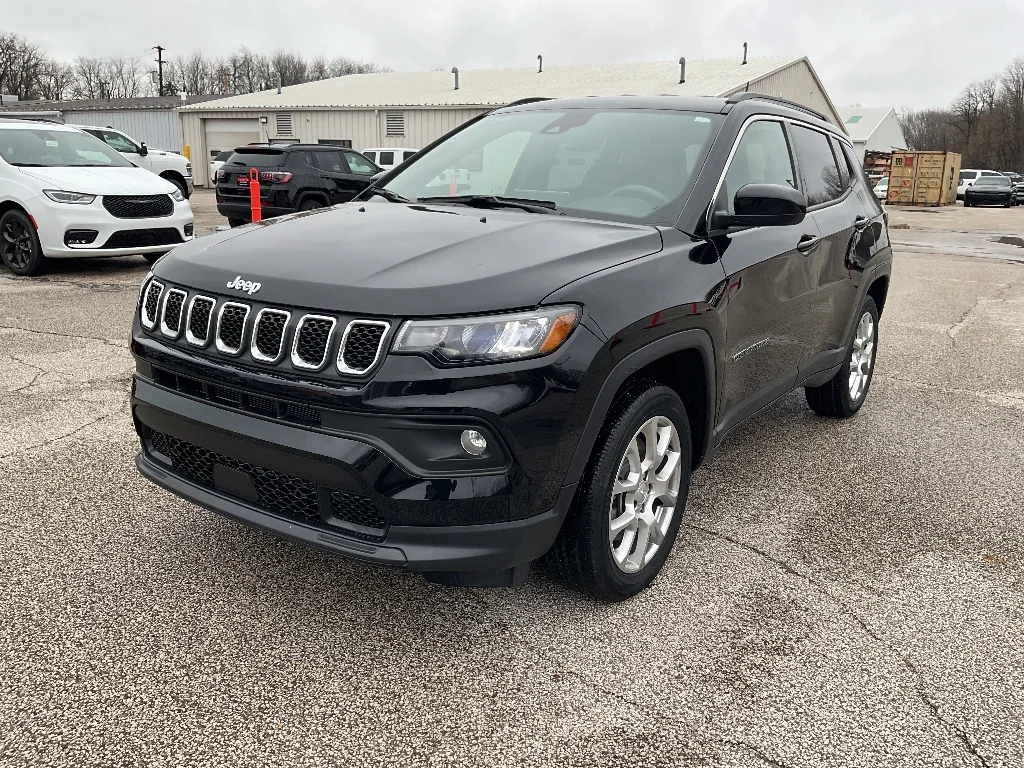 Used 2023 Diamond Black Crystal Pearl Coat Jeep Latitude Lux image 3