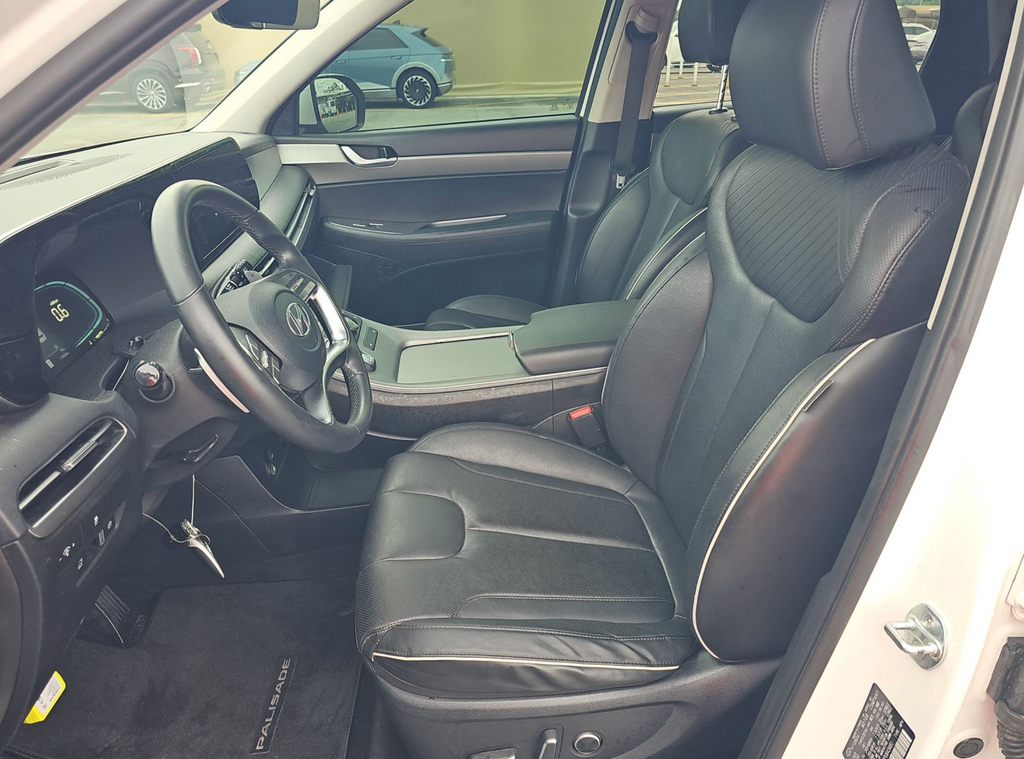 Used 2023 White Hyundai SEL image 5