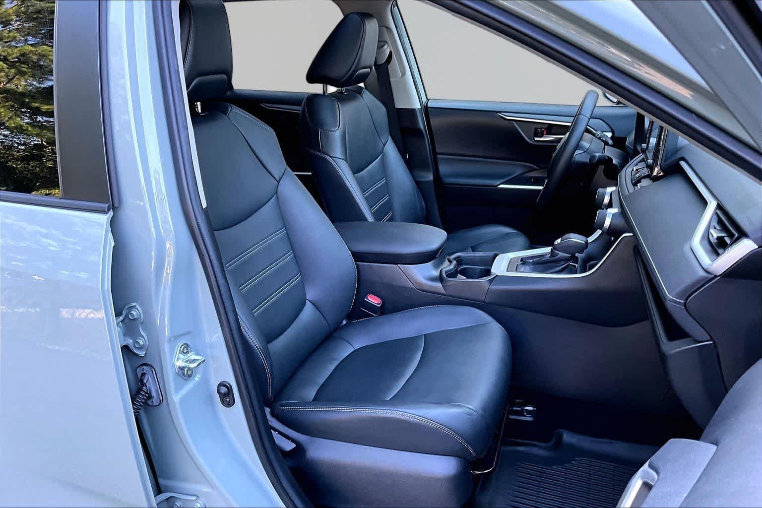 Used 2021 Lunar Rock Toyota XLE Premium image 9