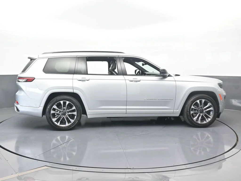 Used 2024 Silver Zynith Jeep Overland image 7