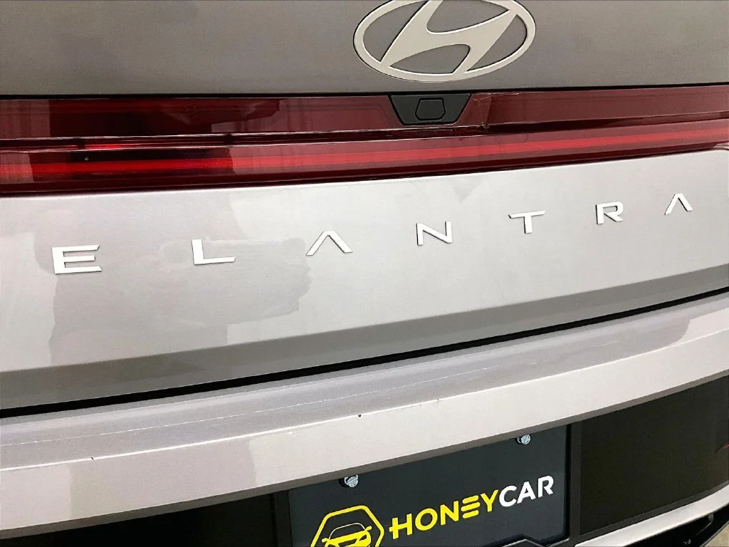 Used 2025 Silver Hyundai SEL Convenience image 24