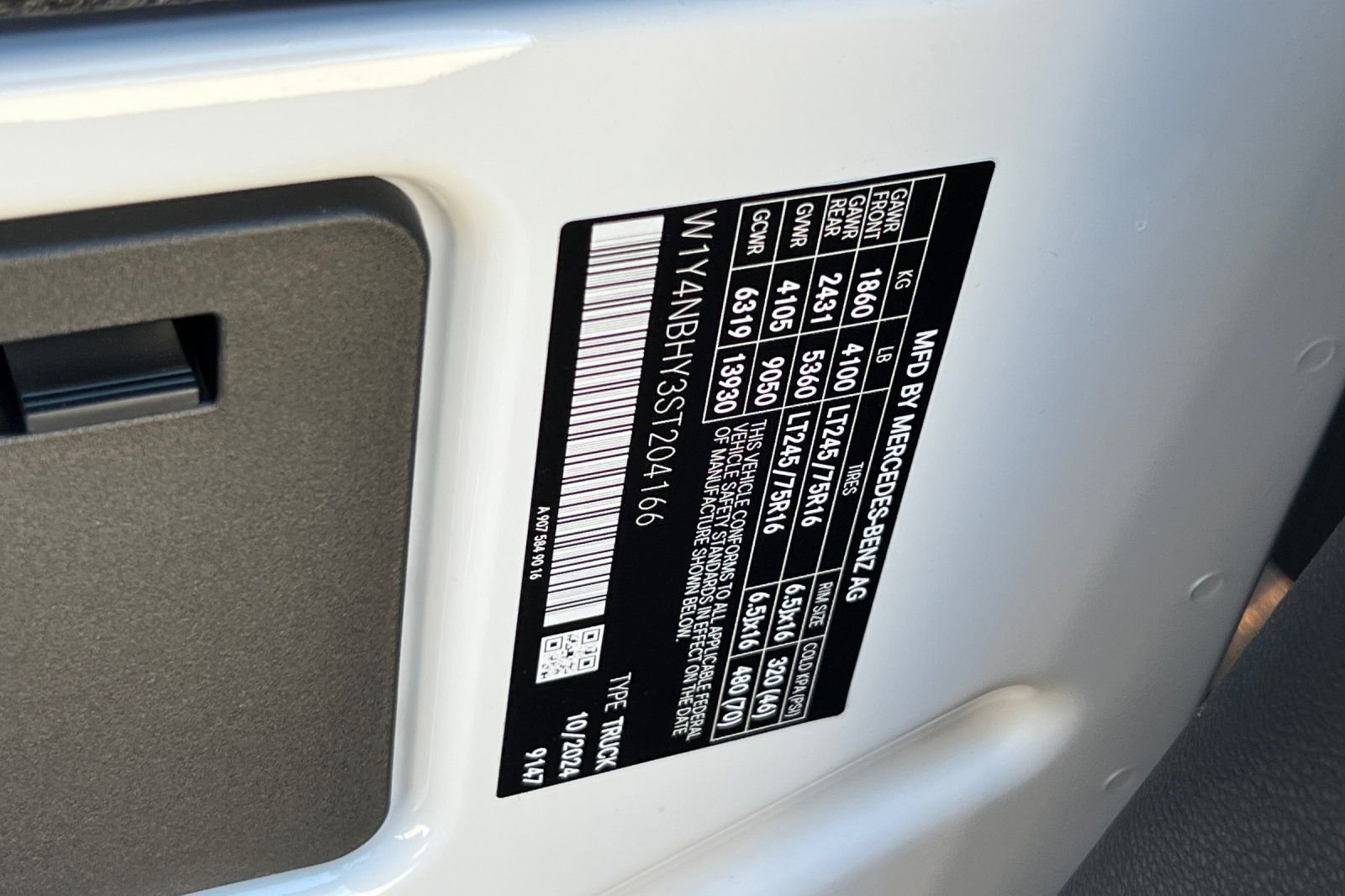 Used 2025  Mercedes-Benz Cargo 144 WB image 30