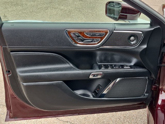 Used 2019 Red Lincoln Reserve image 13