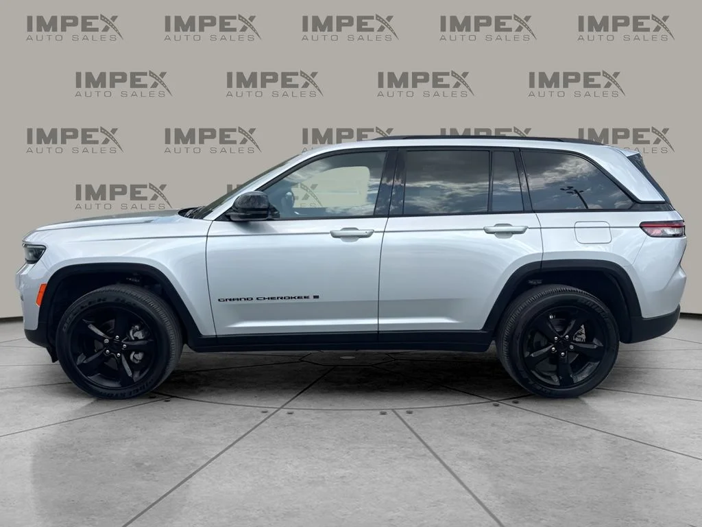 Used 2024 Silver Jeep Altitude X image 2