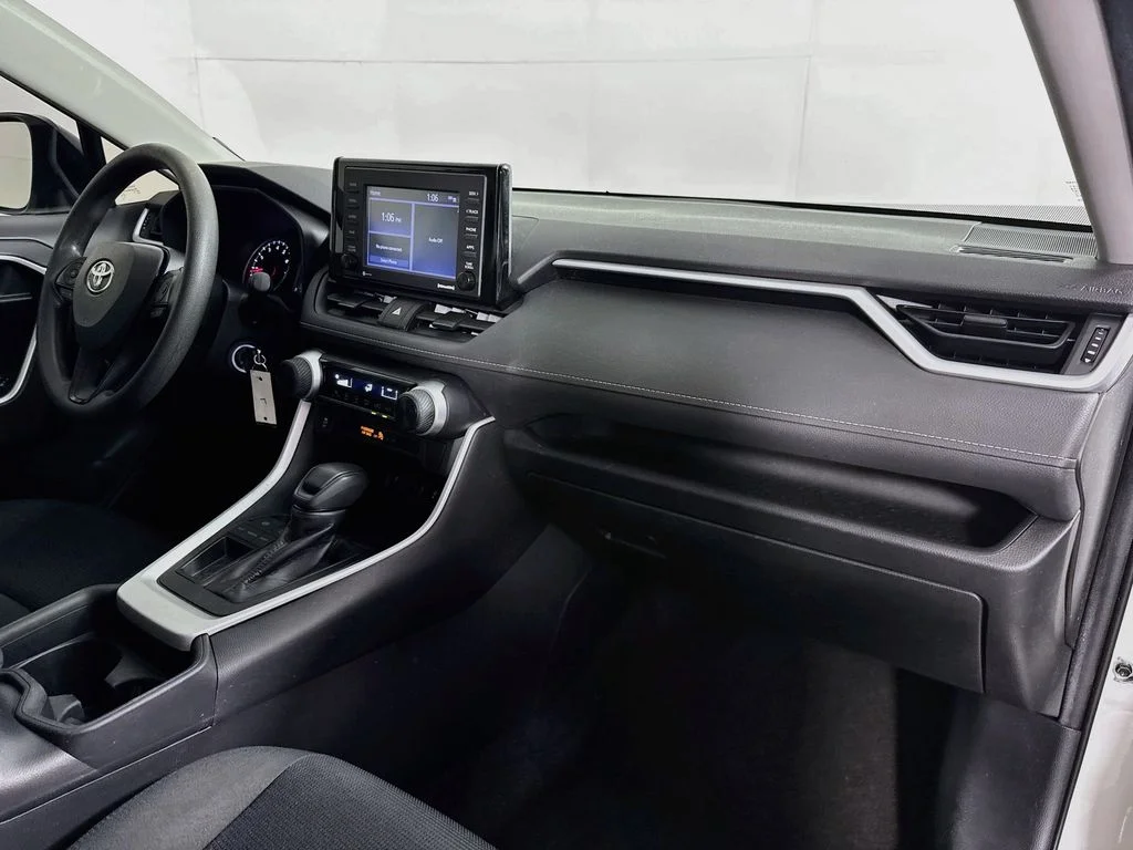 Used 2020 White Toyota LE image 33