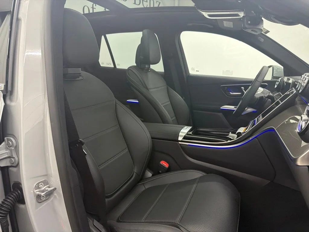 New 2027 White Mercedes-Benz GLC 300 image 31