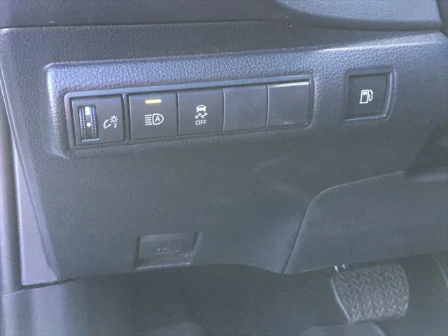 Certified Used 2025 WIND CHILL PEARL Toyota  image 18