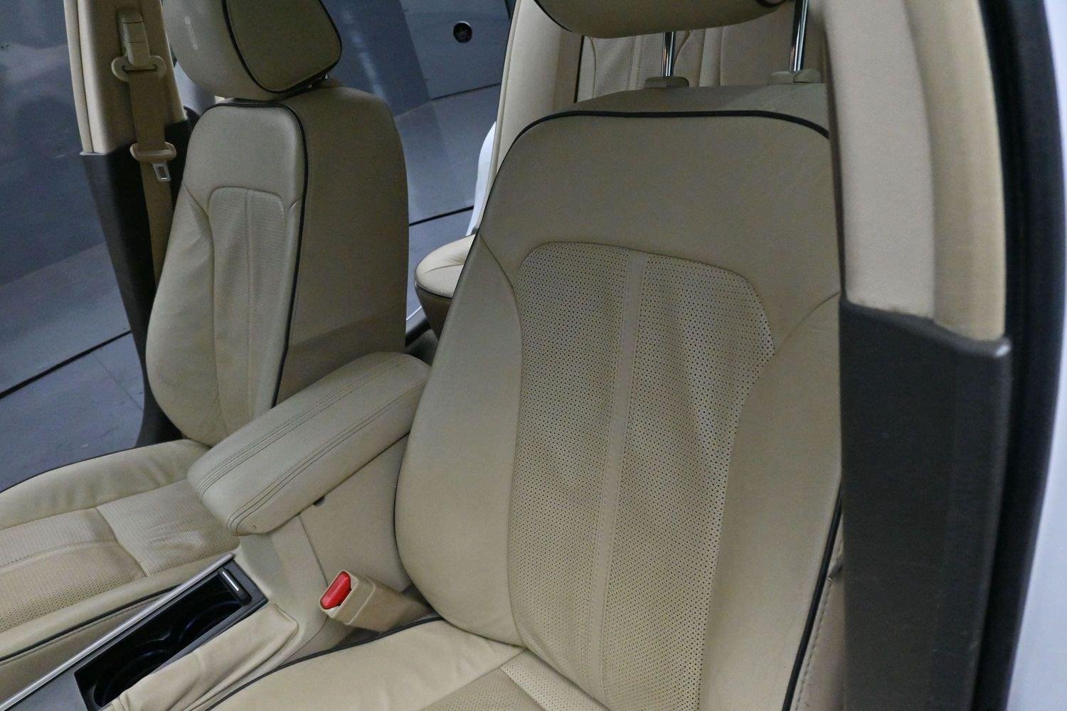 Used 2012 White Platinum Metallic Tricoat Lincoln 4dr Sdn FWD image 15