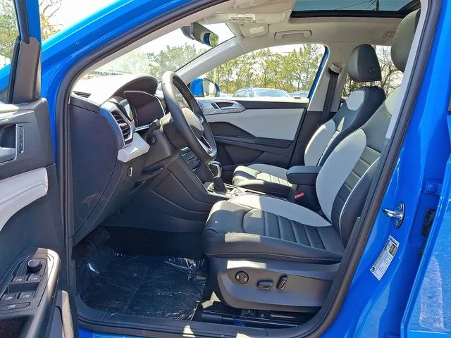 2025 Volkswagen Taos SEL - Photo 9