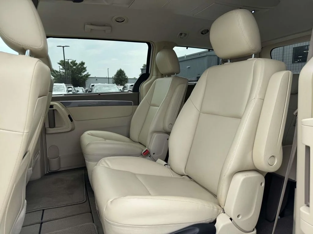 Used 2010 White Volkswagen SE image 15
