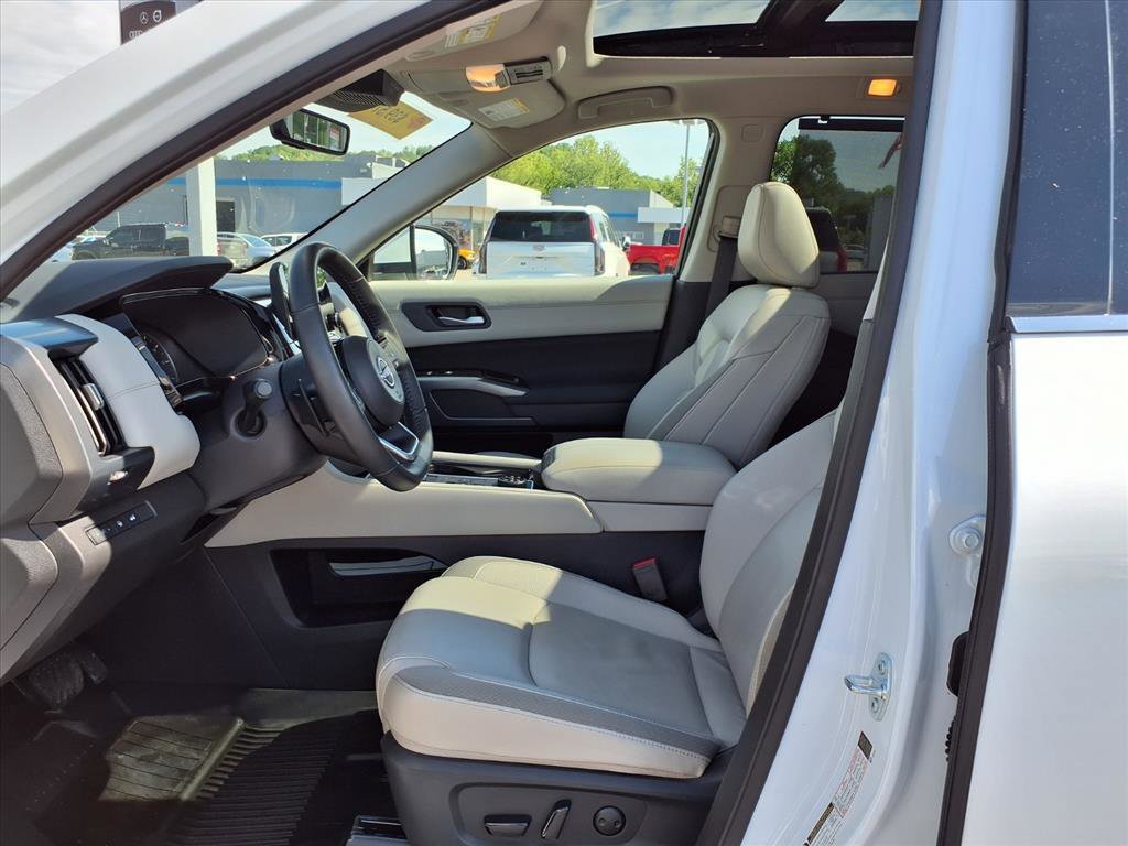 Used 2025 Everest White Pearl Tricoat Nissan SL image 11
