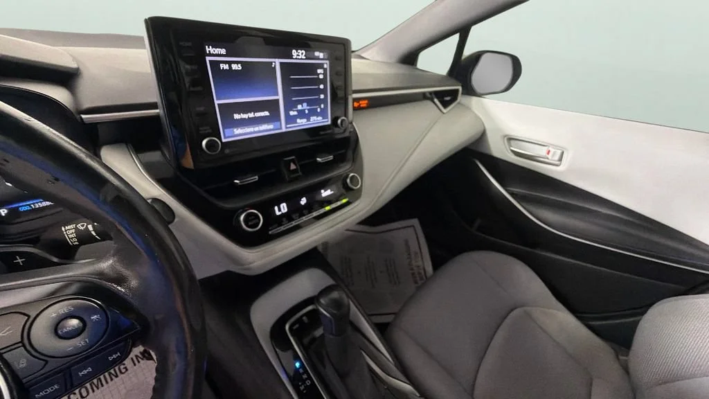 Used 2022 Off-white Toyota SE image 19