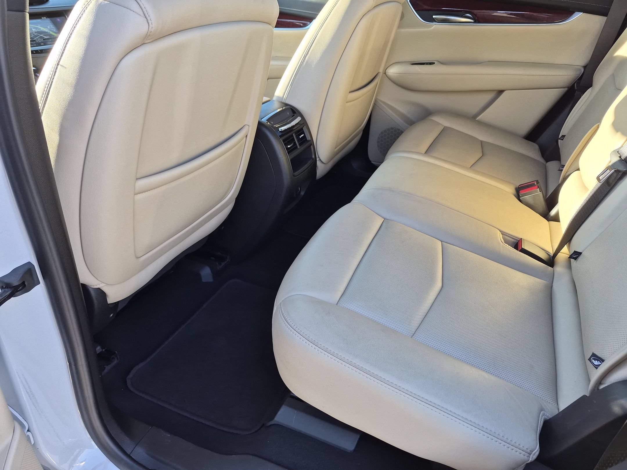 Used 2019 CRYSTAL WHITE TRICOAT Cadillac Premium Luxury FWD image 30