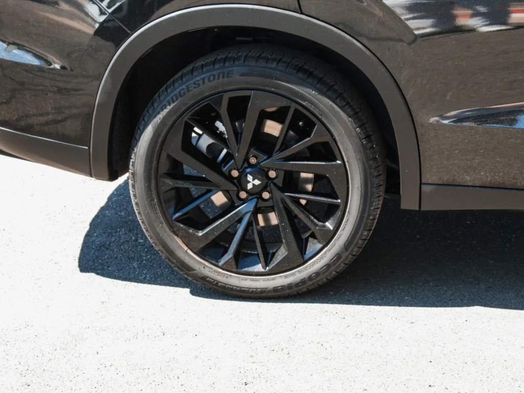 Used 2024 Black Diamond Mitsubishi SE Black Edition w/Pano Roof image 4