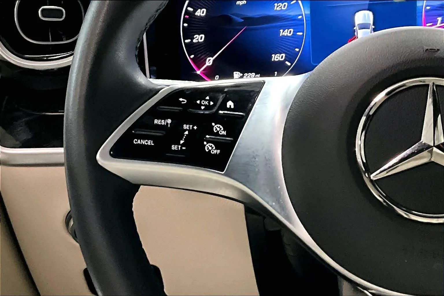 Certified Used 2025 Polar White Mercedes-Benz GLC 300 image 23