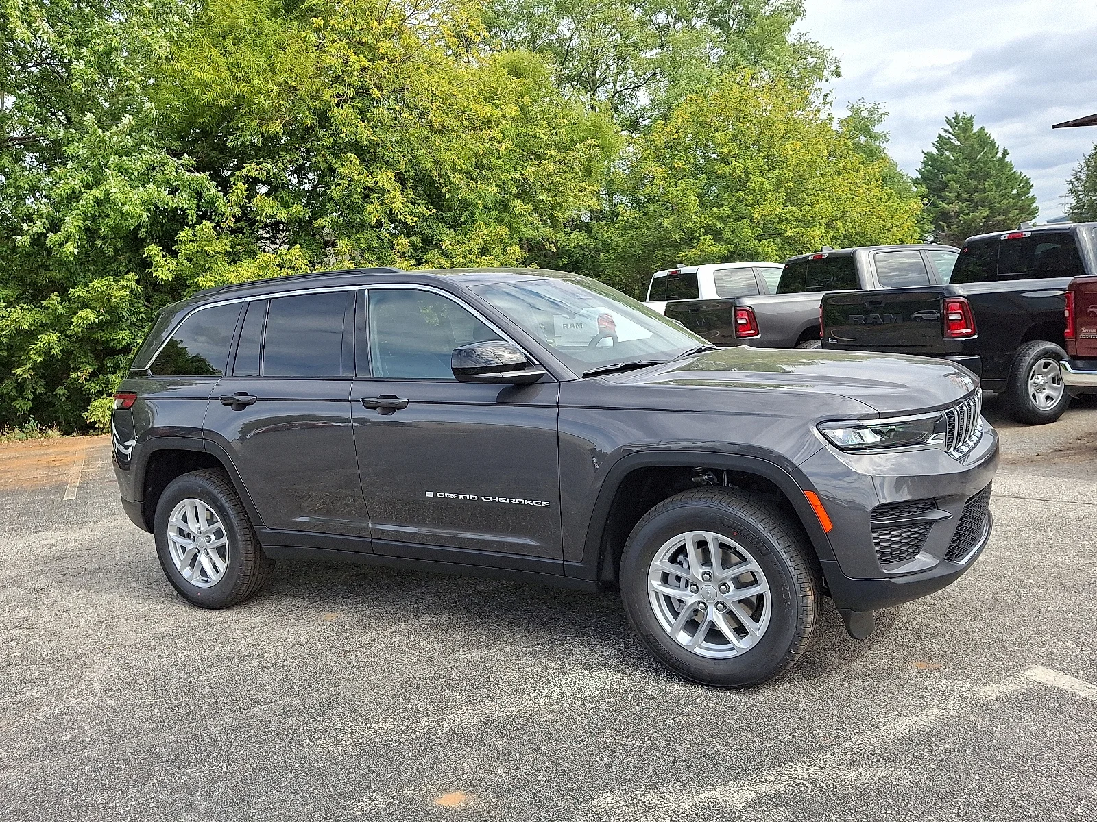 New 2025 Baltic Gray Metallic Clear-Coat Exterior Paint Jeep Laredo X image 9