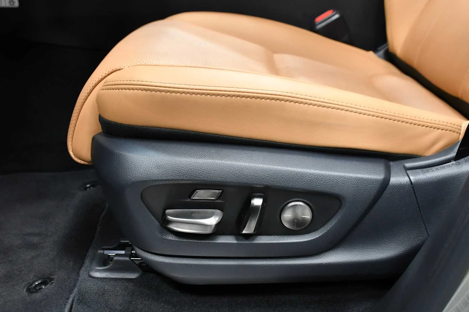Used 2025 Atomic Silver Lexus Luxury image 15