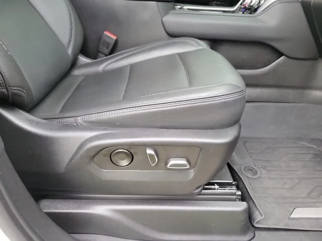 Used 2022 White Frost Tricoat GMC Denali image 37