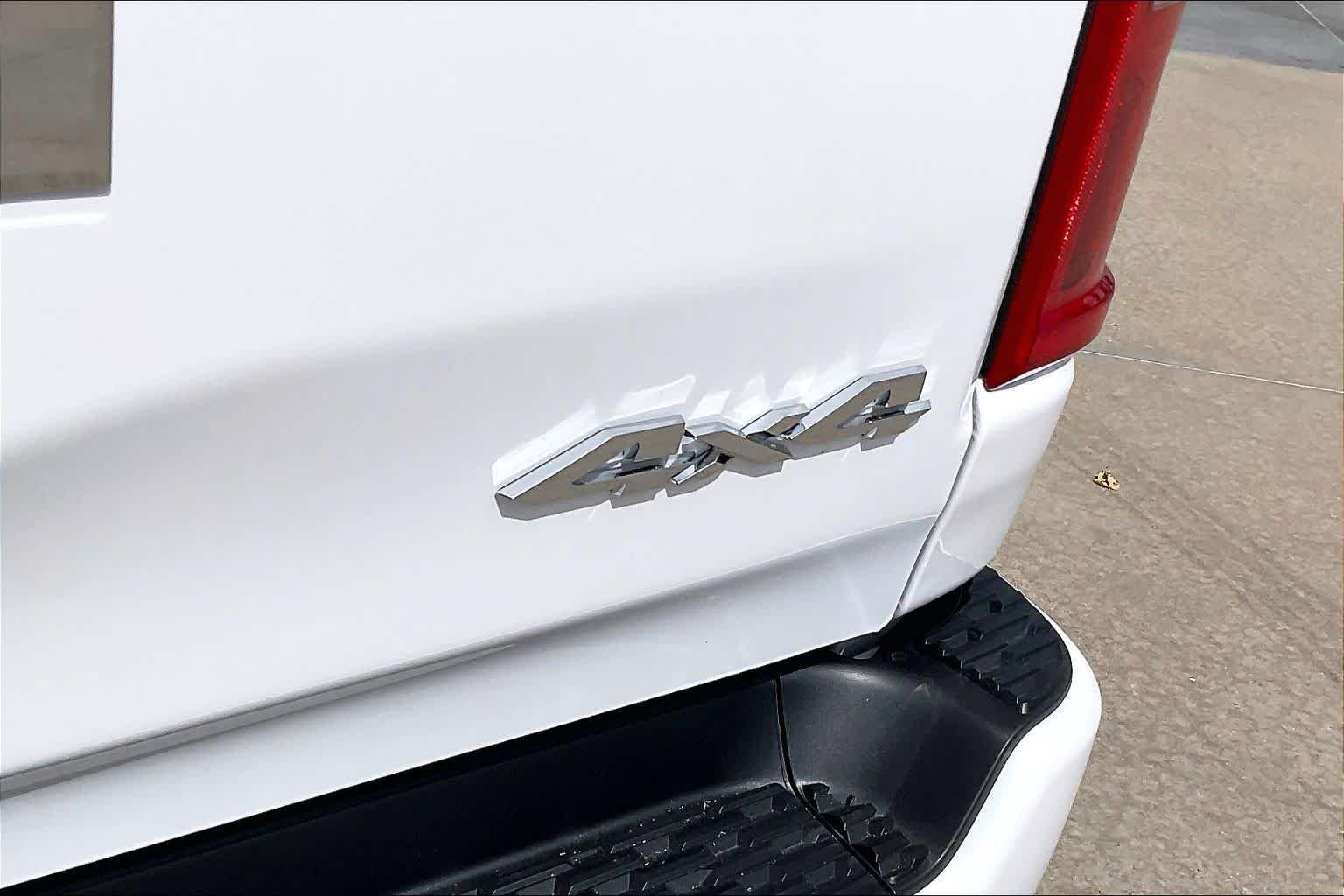 New 2027 Bright White Clear-Coat Exterior Paint RAM Limited image 15