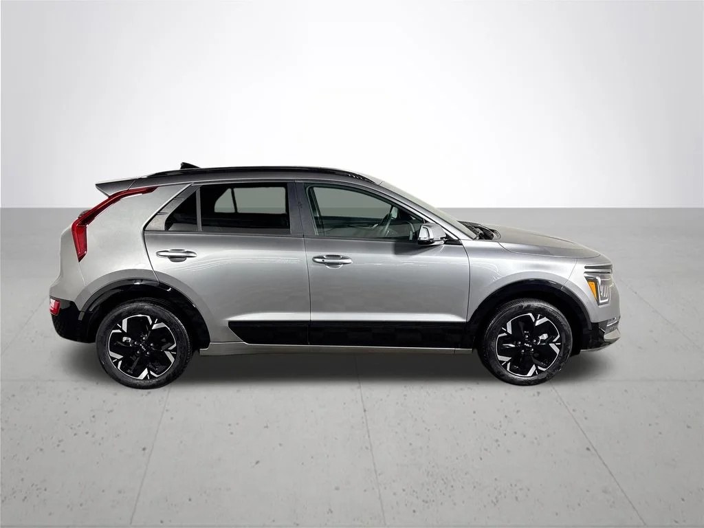 Used 2023 Gray Kia Wind image 5