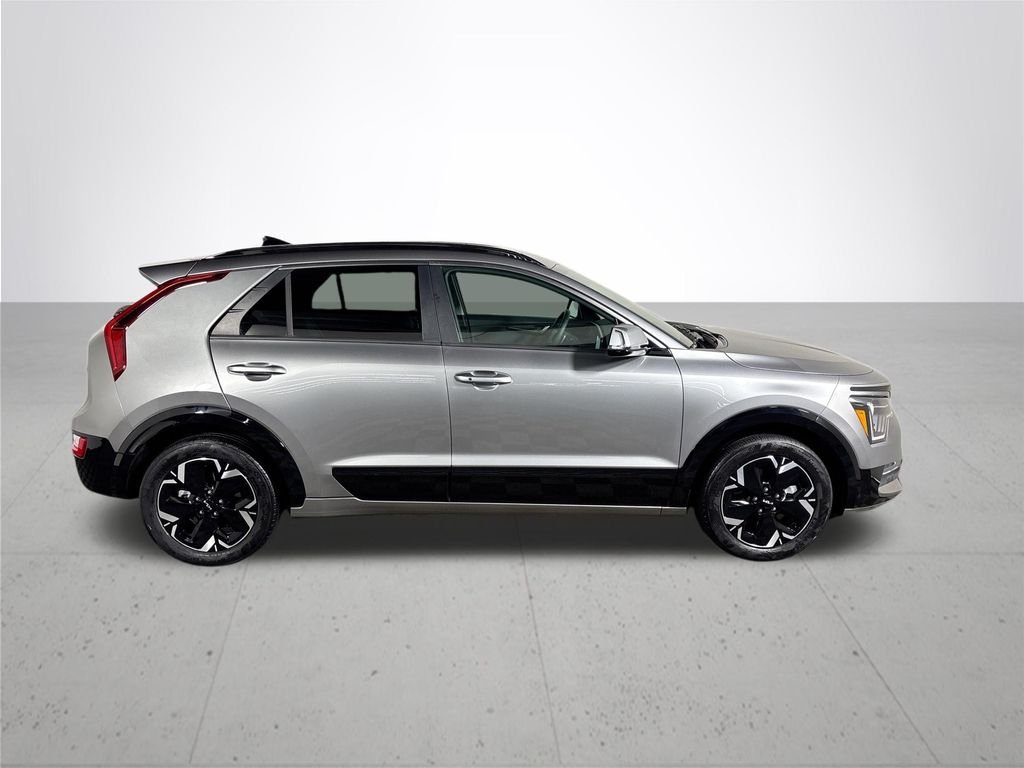 Used 2023 Steel Gray Kia Wind image 5