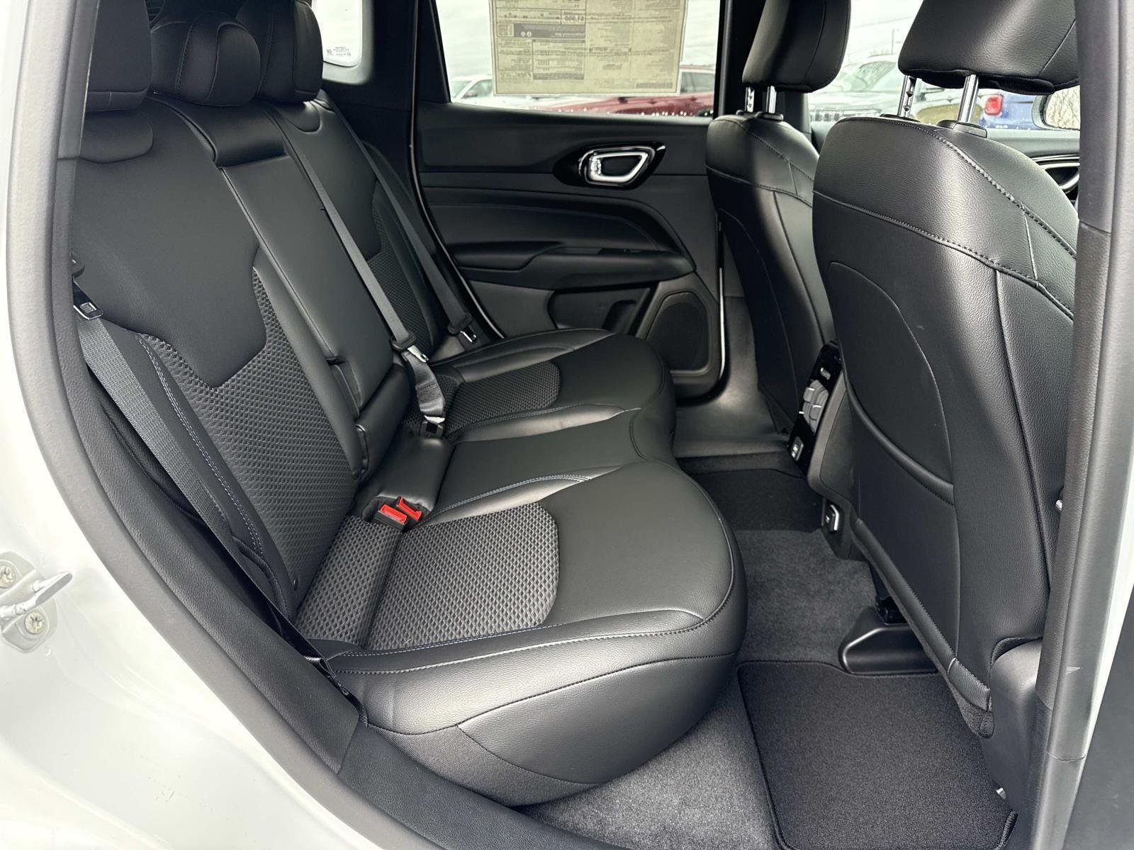 New 2026 Bright White Clearcoat Jeep Latitude Altitude image 19