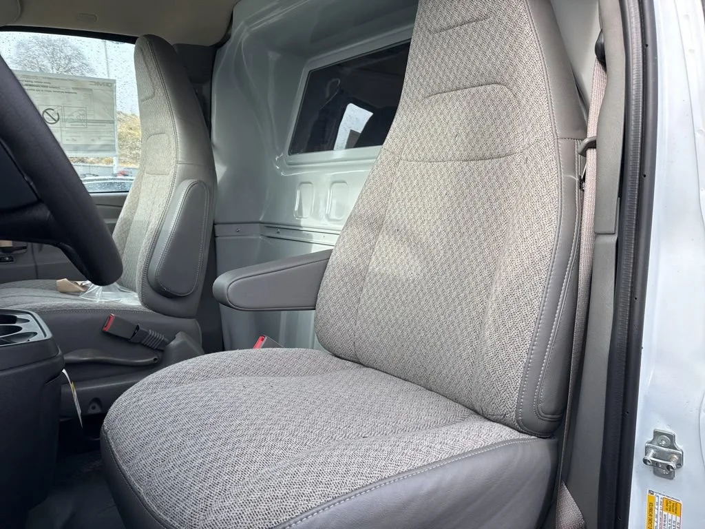 2024 GMC Savana Cargo Work Van - Photo 26