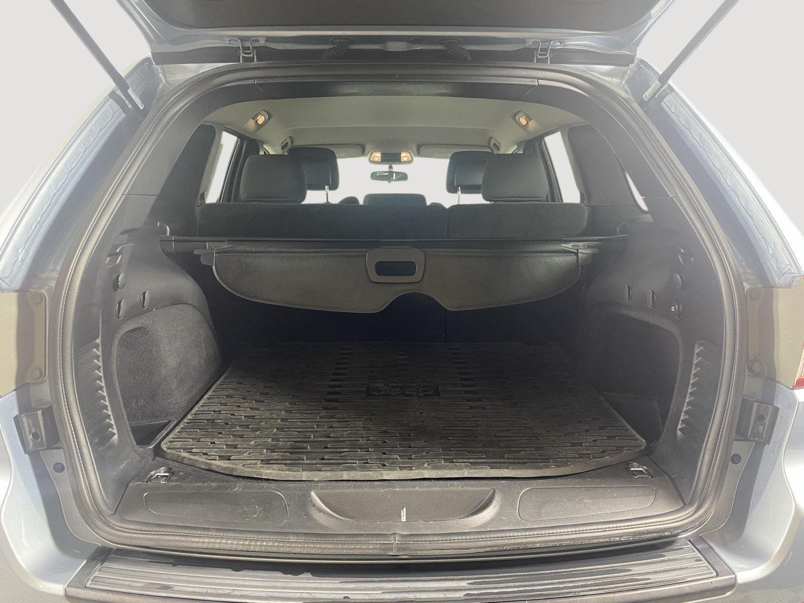 Used 2012 Winter Chill Pearl Jeep Laredo image 11