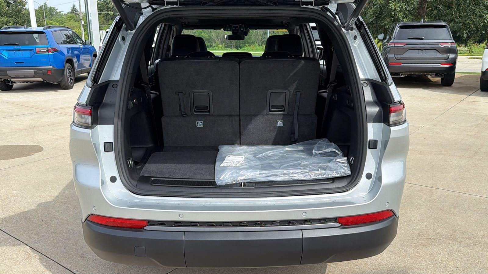 New 2026 Silver Zynith Exterior Paint Jeep Altitude image 10