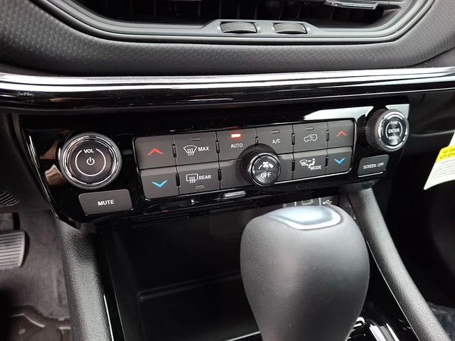 New 2026 White Jeep Latitude image 15