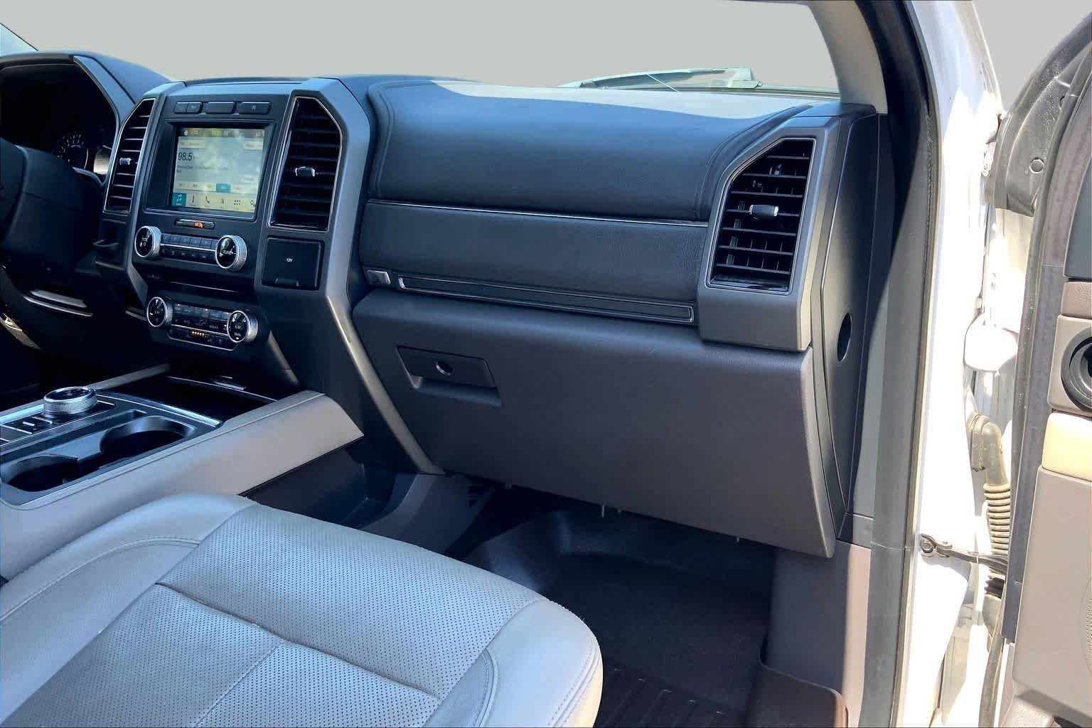 Used 2018 White Platinum Metallic Tri-Coat Ford XLT image 19