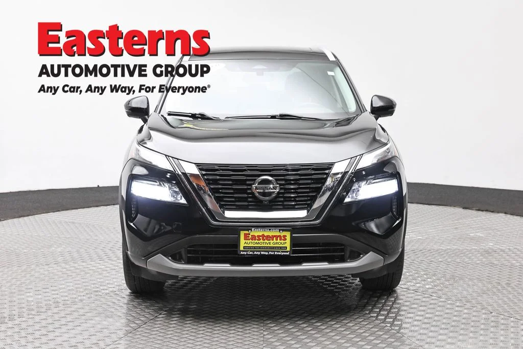 Used 2021 Black Nissan SV image 2