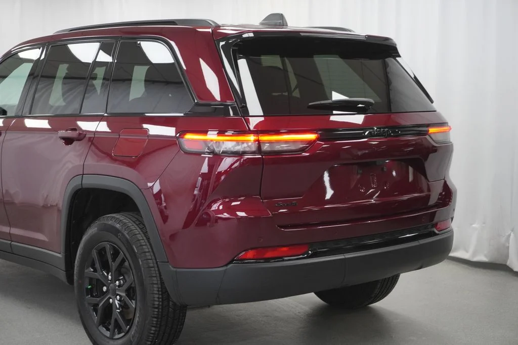 Used 2025 Red Jeep Altitude X image 12