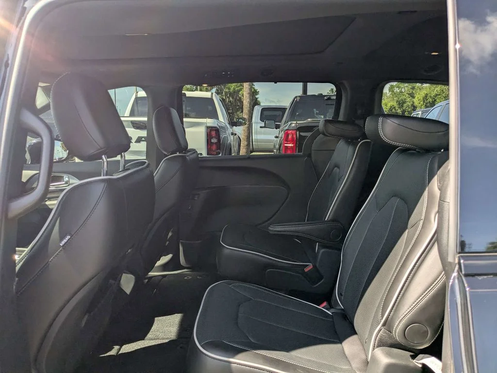 2026 Chrysler Pacifica Limited - Photo 15